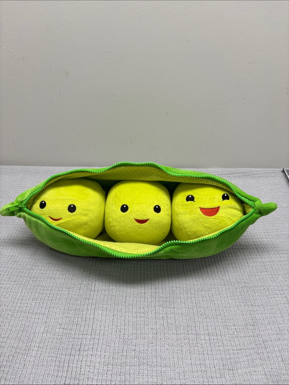 Disney Store Toy Story 3 Peas in a Pod Plush 8" Green Zippered Pod with 3 Peas